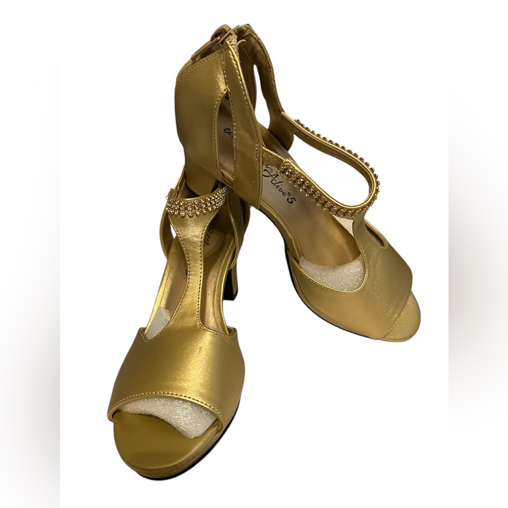 NWOT: easy street size 7 Elegant Gold Women's Heels shoes
